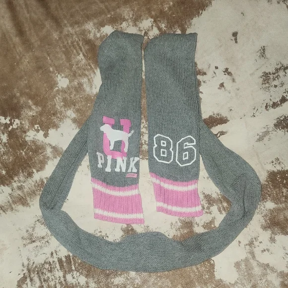 Y2K Pink Victoria's Secret Gray and Pink Scarf. Size: OS - Picture 2 of 8